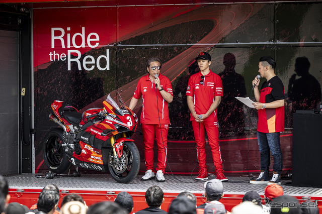 全日本ロード選手権にパニガーレV4Rで参戦する水野選手と加賀山監督によるトークショーも開催。ファクトリー仕様のパニガーレRがレース以外で一般お披露目されるのは初めてのこと。エンジン始動も行われた。