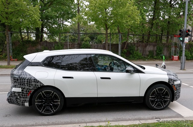 BMW iX 改良新型プロトタイプ(スクープ写真)