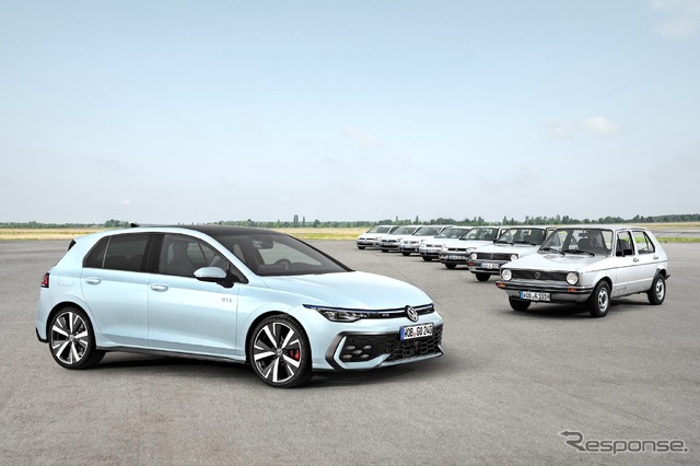 VWゴルフ初代(向かって右、いちばん手前)と現行(向かって左)