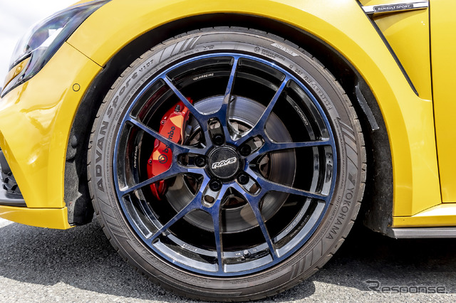 ルノーメガーヌ×ボルクレーシングG025 245/40R18