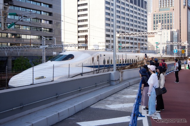GINZA SKY WALK 2024:KK線のほうが位置が高いので、いちばん手前の新幹線下り電車は上部しか見えない