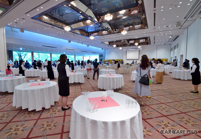 広々とした会場が“非日常”の空間となった