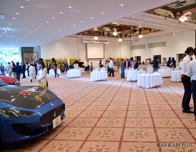 スーパーカーとJAZZを楽しむというコンセプトに合わせ名車がズラリ