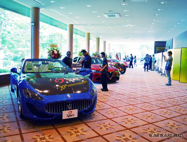 展示エリアのスーパーカーも多くの注目を集めた