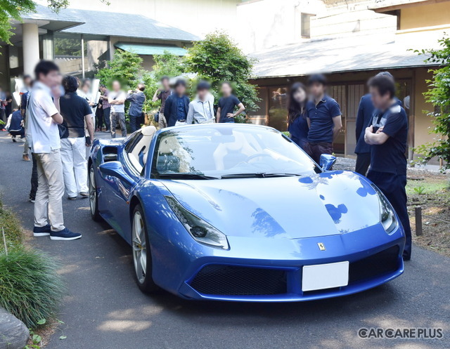 滑らかな流線型のフォルムが美しい「フェラーリ488スパイダー」