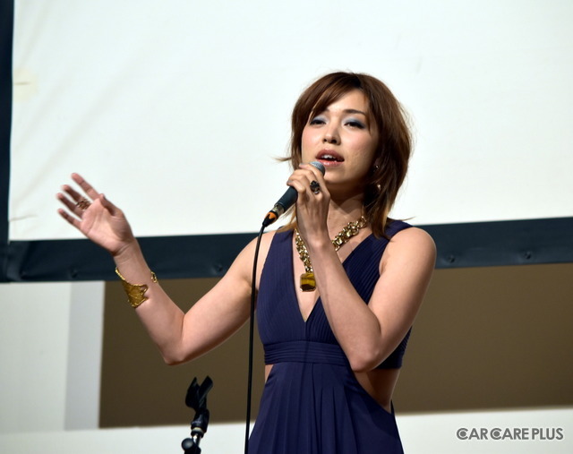 ジャズシンガーのシャンティ・スナイダー氏の美声が会場に響き渡る