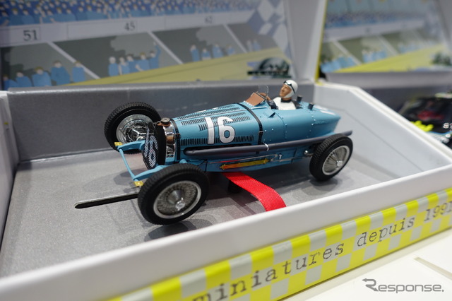 ルマンミニチュアのブガッティ。これはスロットカーで走行が可能だ(exoto)
