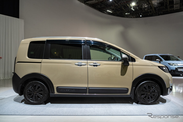 ホンダ フリード 新型(クロスター)ホンダアクセス純正アクセサリー装着車