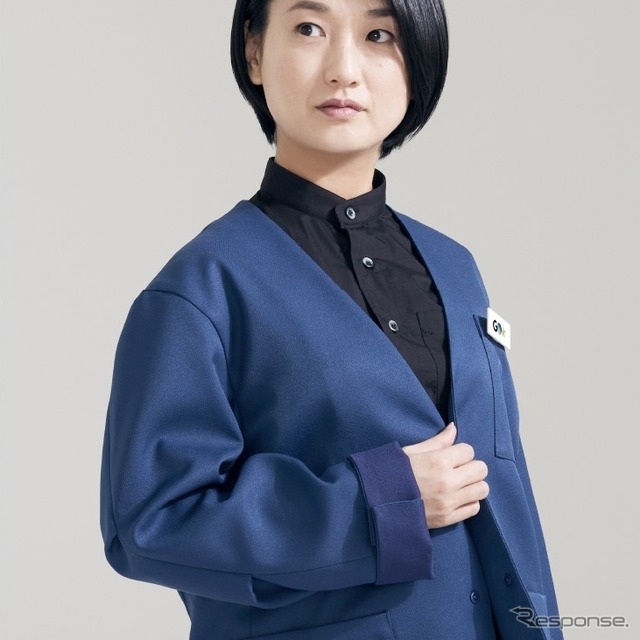 アプリドライバーGO Crew。着用制服は軽量かつストレッチの効くノーカラージャケット、夏場は半袖シャツにオリジナルの名札が目印