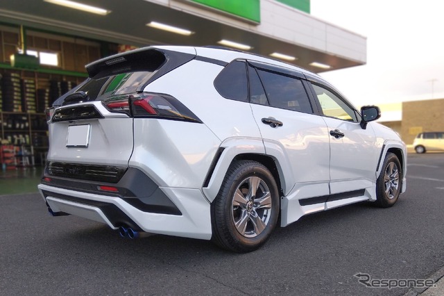FLEX Z［VSAAG-C1AS3］トヨタ・RAV4装着例（フロント：40mmダウン / リア：50mmダウン）