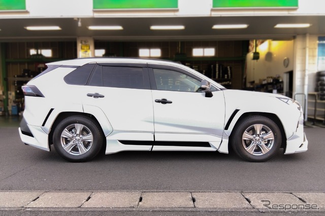 FLEX Z［VSAAG-C1AS3］トヨタ・RAV4装着例（フロント：40mmダウン / リア：50mmダウン）