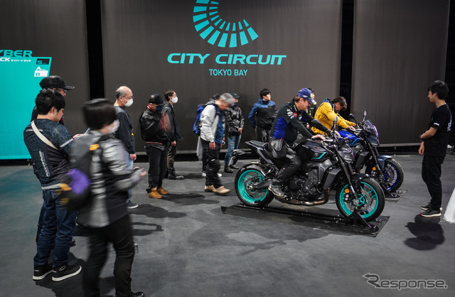 新型『MT-09』の展示には長蛇の列