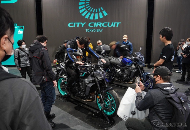 新型『MT-09』の展示には長蛇の列