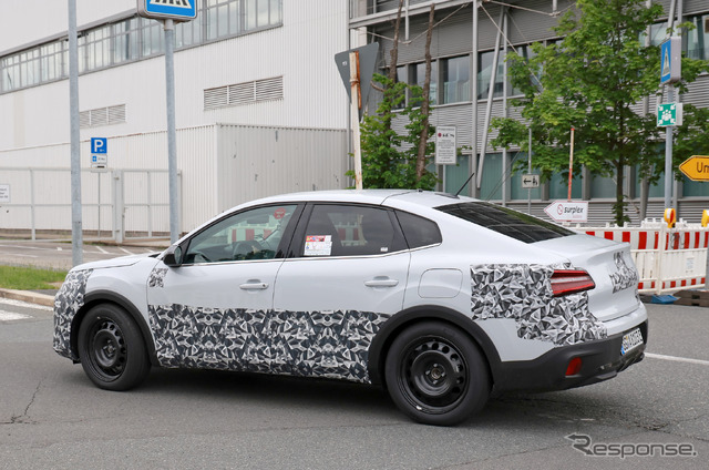 シトロエン e-C4 X 改良新型プロトタイプ(スクープ写真)
