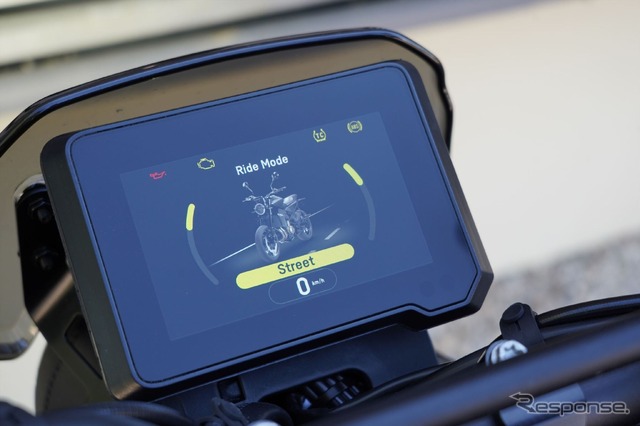 5インチTFTカラー液晶のメーター。車体はモノトーンでまとめられているが、メーターのアクセントにイエローを使用。ライドモードはストリート、レイン、スポーツが用意され、トラクションコントロールやABSの介入度はモードによって変化。さらにオプションのダイナミックパックを入れるとダイナミックモードを使うことができる。