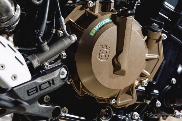 799ccのDOHCパラレルツインエンジンは、105psを発揮。CFモトで生産され、車体のアッセンブリーはオーストリアで行われている。エンジンの乾燥重量は52kgに収まっている。