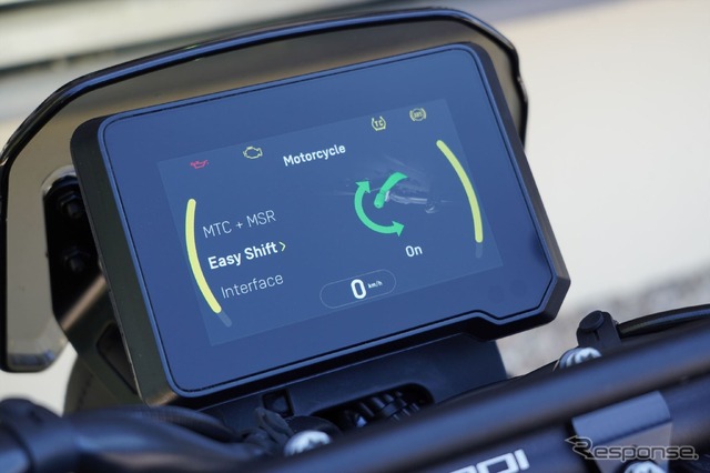 メーターにはコネクティビティ・ユニットを標準装備。このユニットを『Ride Husqvarna Motorcycles』アプリと同期させることで、電話や音楽の選択ができる。