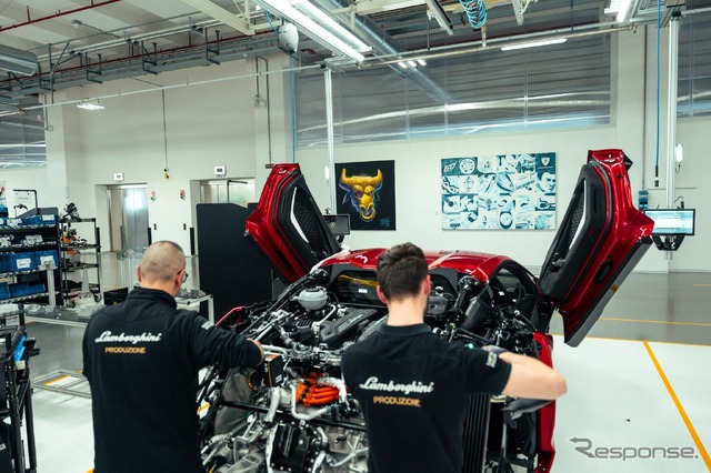 ランボルギーニの伊本社を博物館に変身させる「Dreamaway Lamborghini through the eyes of the world」展覧会