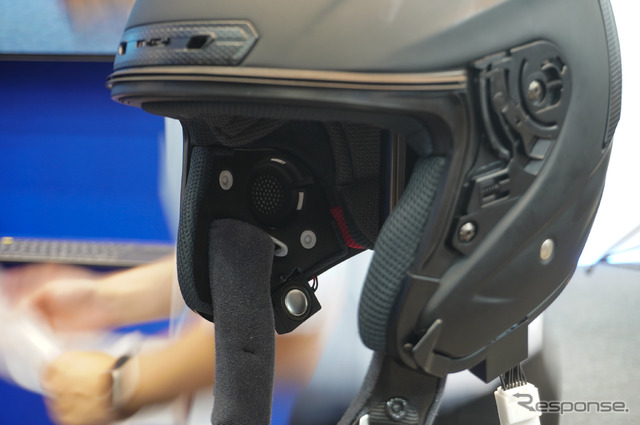 ヘルメット内に取り付けられた7つのスピーカーから後方車両の接近を知らせる音を発する