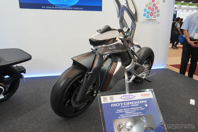 生き物のように自立、コミュニケーションが可能な『MOTOROiD2(モトロイド2)』