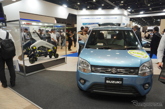 スズキの次世代四脚モビリティ『MOQBA(モクバ)』(左)と『ワゴンR CBG車』(右)
