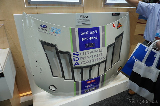 航空機用のカーボン素材の端材を再利用した『BRZ』のボンネット