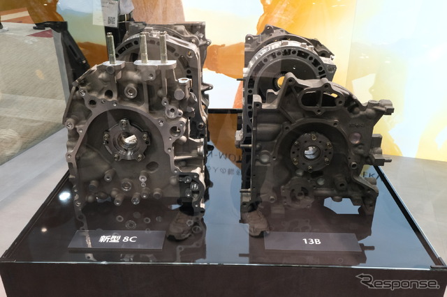 左が「8C」右が「13B」。排気量を13Bの654ccから830ccへと増えているにもかかわらず、外形寸法はほぼ変わらない