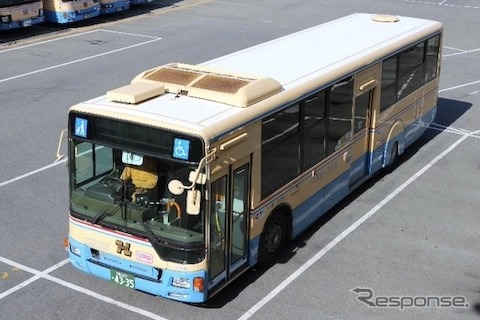 屋根にSPACECOOLを貼付した車両