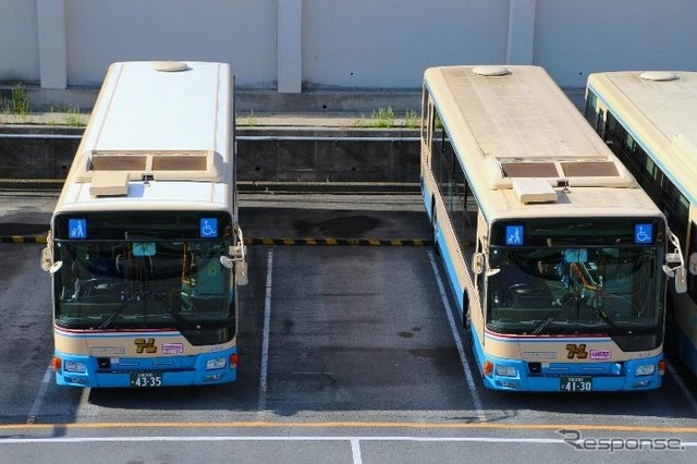 屋根にSPACECOOLを貼付した車両（向かって左）と通常車両