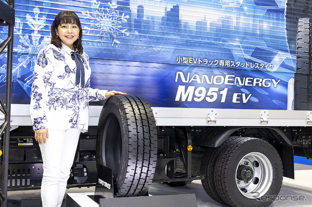今回参考出品された小型EVトラック専用スタッドレスタイヤ NANOENERGY M951 EV