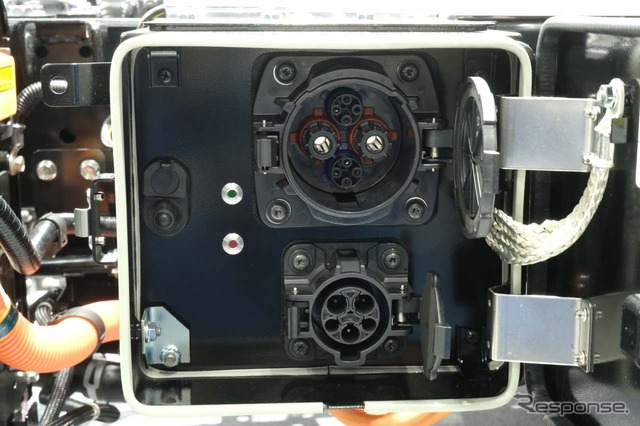 充電は急速充電(CHAdeMO)+普通充電に対応