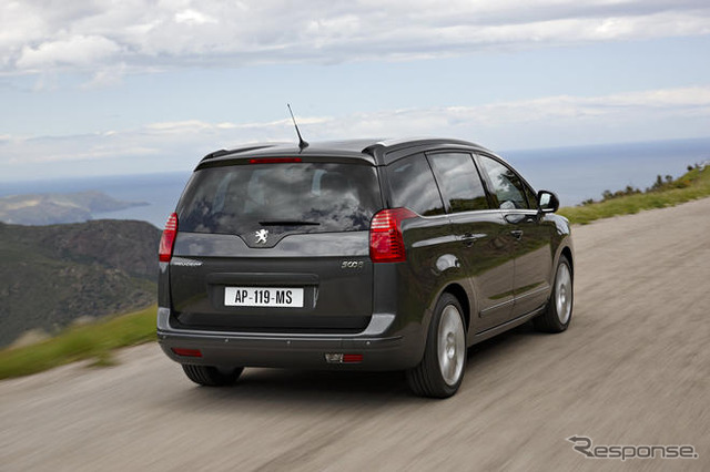 プジョーの新型MPV、5008がデビュー