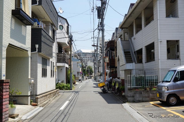 道幅狭い生活道路、法定速度を30km/hに変更へ、警察庁検討(写真はイメージ)
