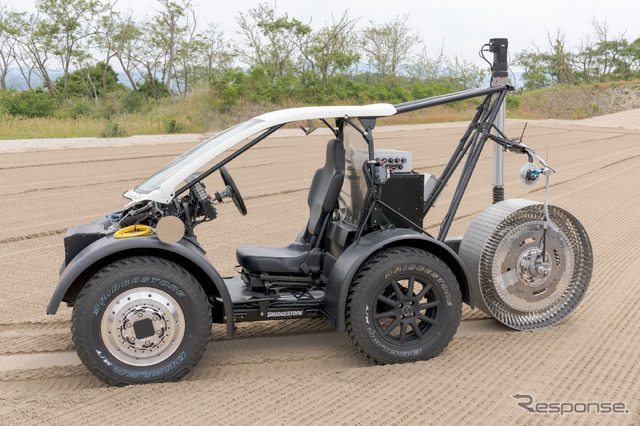 ルナテラスには実証実験用EVバギーが用意され、後方には月面探査車用タイヤが装着されていた。