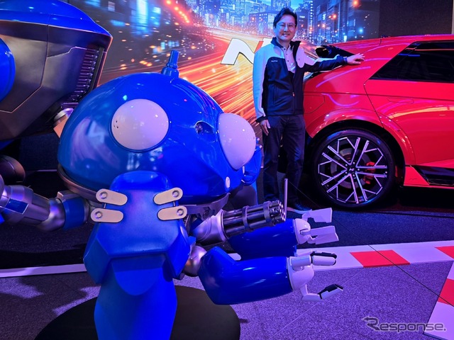 タチコマとIONIQ 5 Nに囲まれた趙 源祥(チョ・ウォンサン)社長。