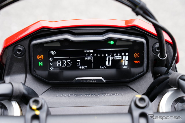 ロードモデルと異なる電子制御はABSで、段階によってはスライド・バイ・ブレーキ機能を実装。