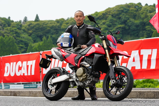 ドゥカティ ハイパーモタード698モノと筆者 小川勤