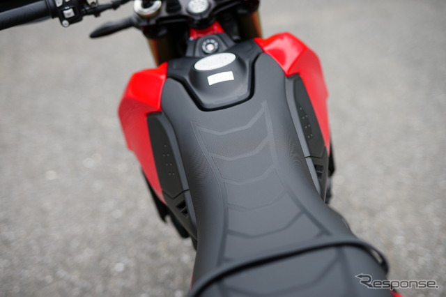 自然にリラックスできるポジション。フラットなシートは動きやすく、軽量な車体を振り回しやすい。日本仕様も試してみたいところだ。