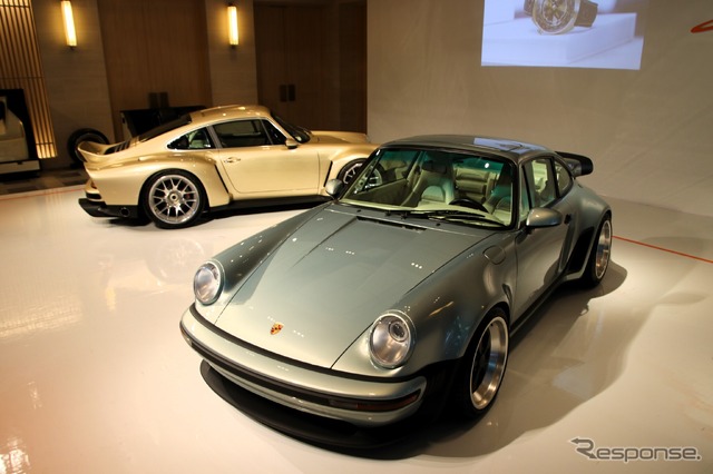 レスト・モッドされたポルシェ911 リイマジンド・バイ・シンガー「ターボスタディ」(手前)と「DLSターボ」(奥)