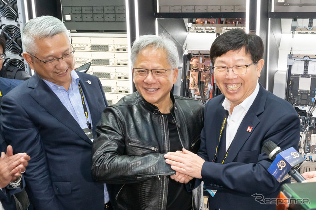 台湾にコンピューターセンターを建設する協業を発表したNVIDIAとフォックスコンの首脳