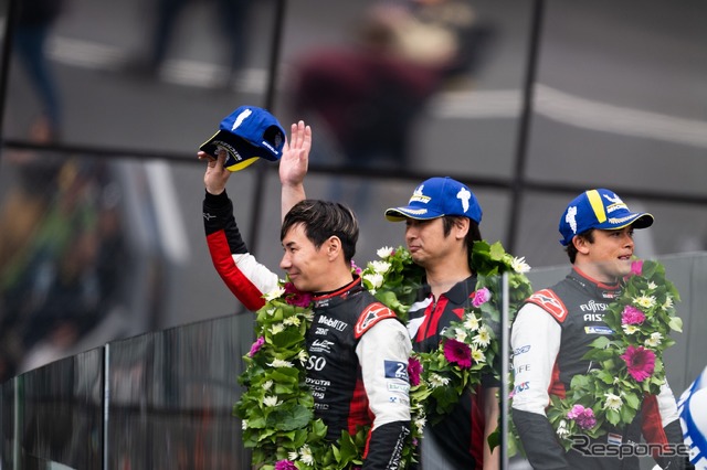 惜しくも2位に敗れた#7 トヨタの小林可夢偉(左端)。