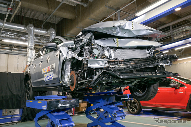 64km/hで車両全幅40%をアルミハニカムバリアに衝突させるオフセット衝突試験の車両