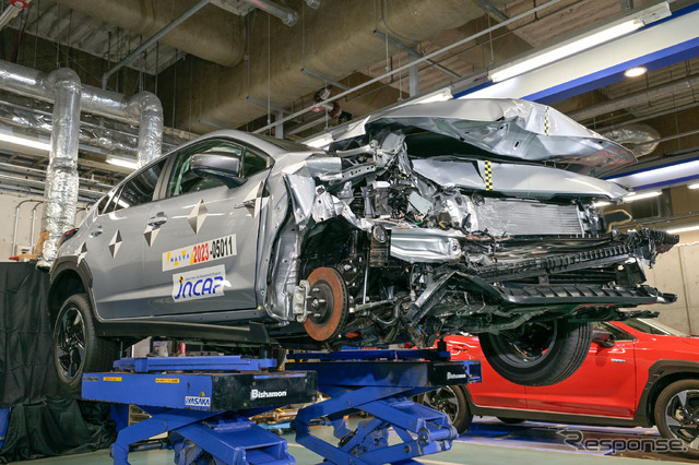 車両前端から徐々に変形させ衝突エネルギーを吸収していく思想で車両を作っている