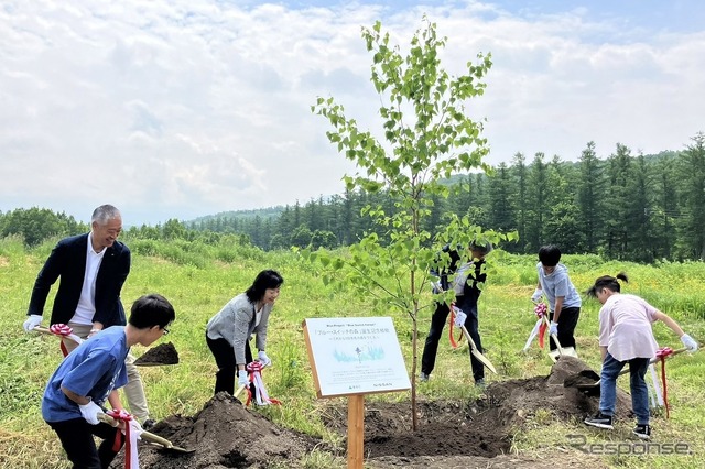 シンボルツリーの植樹の様子