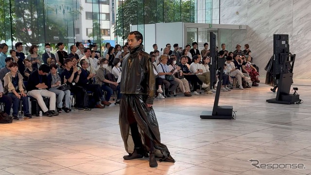 ダイハツは、「PVC Raincoat」として、使わなくなったアナログレコードを粉砕しPVCとして再生、野外音楽フェスで使うレインコートとしてアップサイクルした。