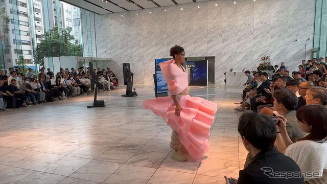 SAAYA/EXTRABOLDは、「SAAYA 2024コレクション」をテーマに、デジタル領域で起こるバグや破綻を3Dプリンティング技術で再構築したファッションを披露。