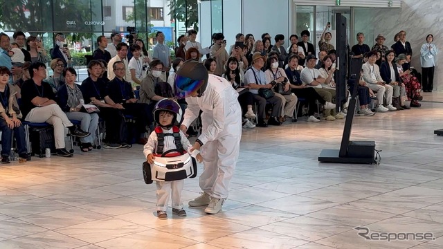 ISUZUとHONDAのコラボは、「親子ツナギ」として、安心・安全のイメージのISUZUと走りのイメージのHONDAがコラボし、ユーズドセレクトショップ「ラグタグ」の古着や自動車廃材を使って作った親子用のツナギを発表した。