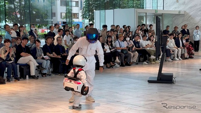 ISUZUとHONDAのコラボは、「親子ツナギ」として、安心・安全のイメージのISUZUと走りのイメージのHONDAがコラボし、ユーズドセレクトショップ「ラグタグ」の古着や自動車廃材を使って作った親子用のツナギを発表した。