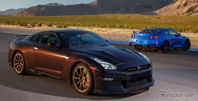 日産 GT-R「スカイライン・エディション」(右)と「T-spec匠エディション」