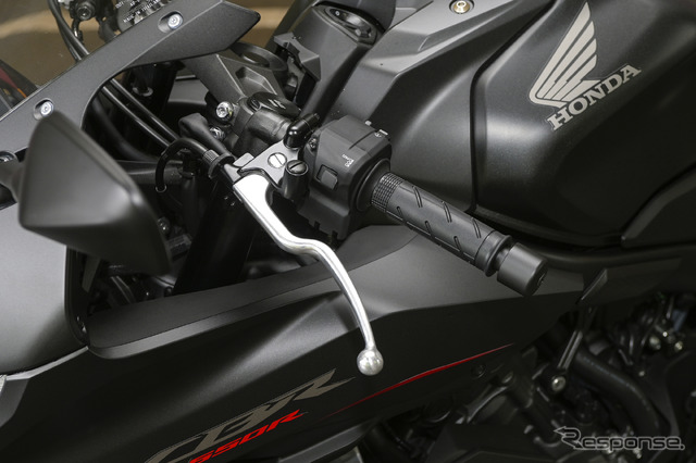 「E-Clutch」でもクラッチレバーは残されている。通常のMT操作も可能